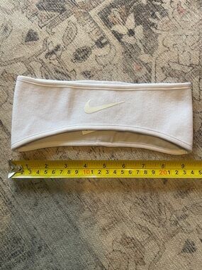 Nike Women’s White Athletic Headband with Swoosh